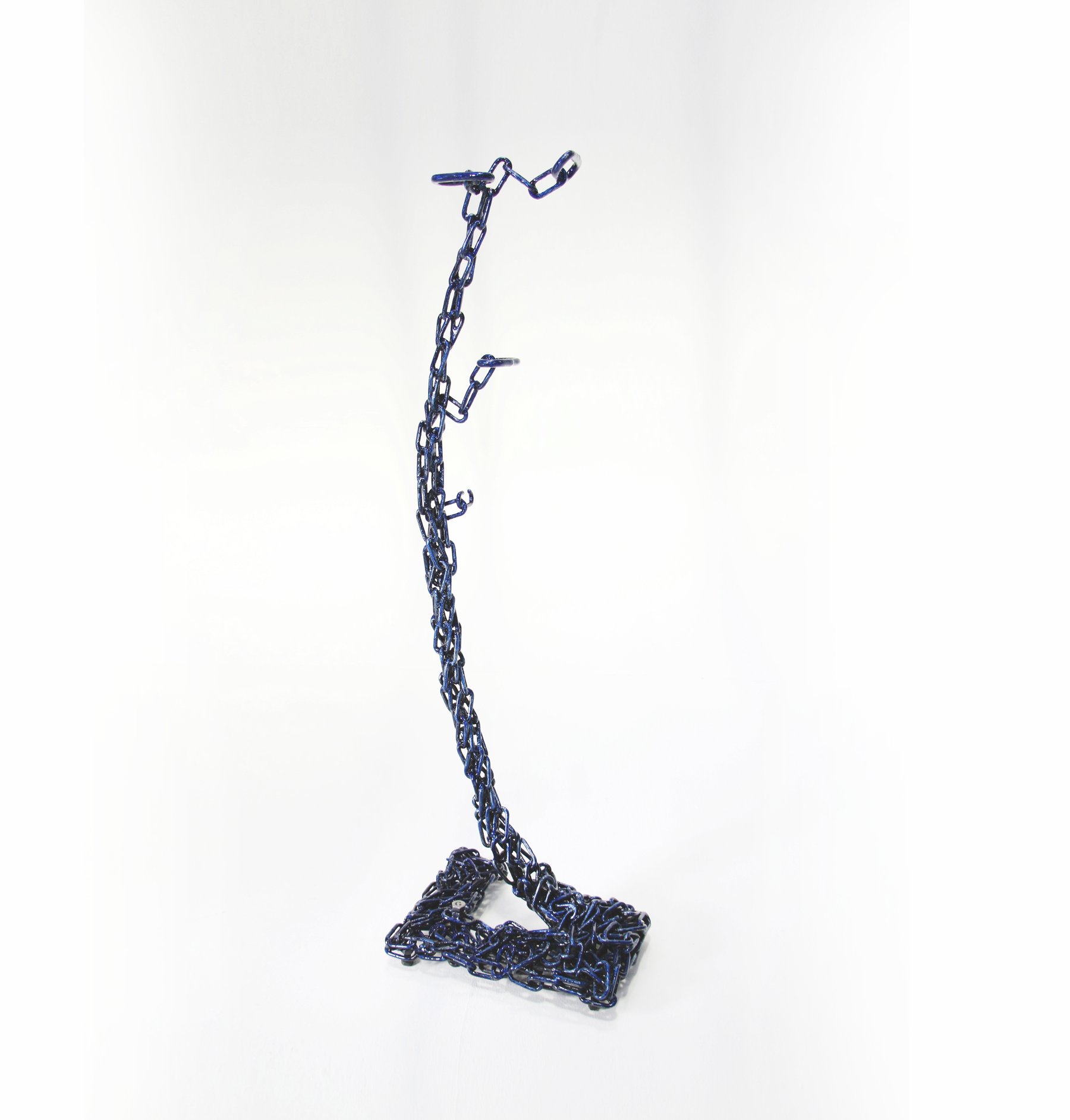 Stelo Blu — scultura in catene metalliche