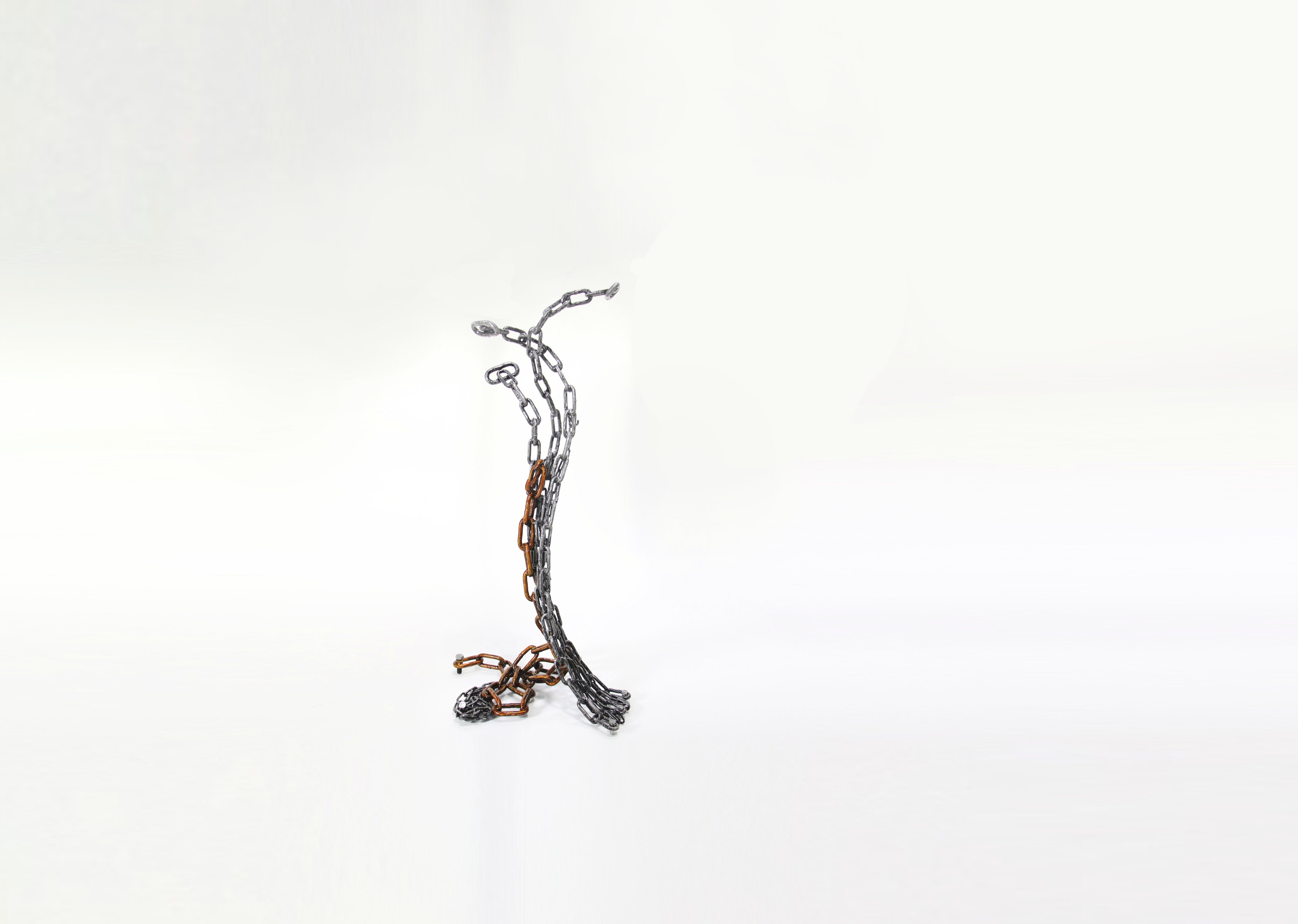Arbor I — scultura in catene metalliche riciclate